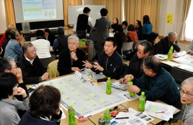 宝塚・川面地区で「防災スイッチ」づくりの研修会に参加した自主防災会のメンバーら＝宝塚市御殿山２