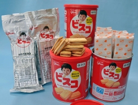 ５年間の長期保存用に開発された江崎グリコの「ビスコ」（撮影・後藤亮平）