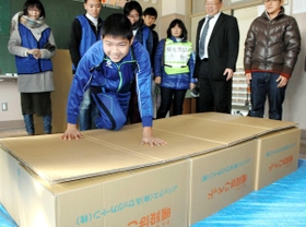 東灘小学校であった避難所開設訓練で組み立てられた段ボールベッド＝２０１８年１２月、神戸市東灘区深江北町２