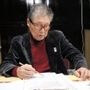 住民の名簿に目を通す神子畑区の山内隆次郎区長＝朝来市佐嚢