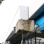 ポートライナーの高架橋に設置されたシバタ工業製の変位制限装置。地震の揺れで橋桁がずれるのを防ぐ＝神戸市中央区港島６