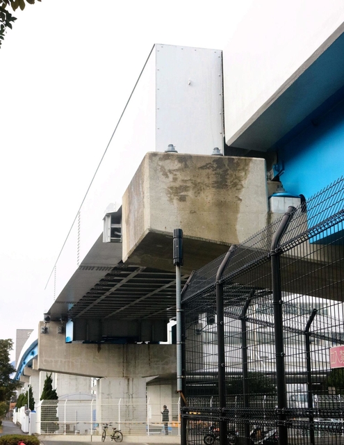 ポートライナーの高架橋に設置されたシバタ工業製の変位制限装置。地震の揺れで橋桁がずれるのを防ぐ＝神戸市中央区港島６