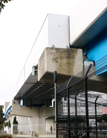 ポートライナーの高架橋に設置されたシバタ工業製の変位制限装置。地震の揺れで橋桁がずれるのを防ぐ＝神戸市中央区港島６