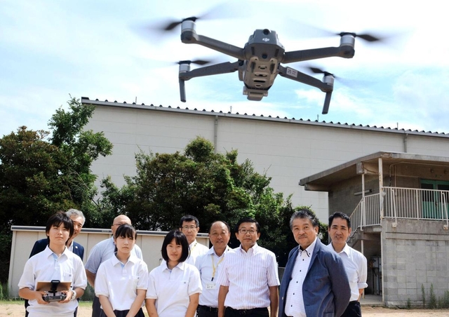 災害時に活用するドローンを操縦する生徒ら＝神戸市東灘区深江浜町、東灘高校