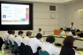 災害時の活動について報告する参加者＝神戸市中央区東川崎町１