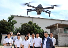 災害時に活用するドローンを操縦する生徒ら＝神戸市東灘区深江浜町、東灘高校