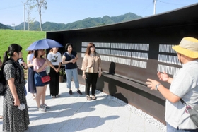 追悼施設「釜石祈りのパーク」を訪ねた甲南女子大学生ら＝１８日午前、岩手県釜石市鵜住居町