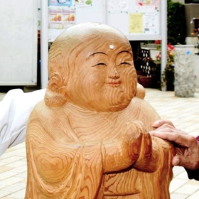 ２００４年１０月２３日の新潟県中越地震から15年に合わせて被災地に里帰りする地蔵＝神戸市長田区日吉町５、ポケットパーク