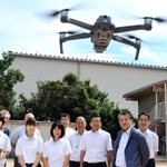 災害時に活用するドローンを操縦する生徒ら＝神戸市東灘区深江浜町、東灘高校