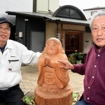 新潟県中越地震の被災地に５年ぶりに里帰りした地蔵を囲む曺弘利さん（左）と菅利秋さん＝神戸市長田区日吉町５
