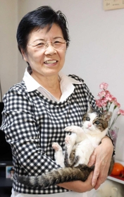 藤藪みさ子さんに抱かれたピーちゃん。安心した様子でカメラを見つめる＝神戸市垂水区（撮影・吉田敦史）