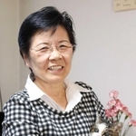 藤藪みさ子さんに抱かれたピーちゃん。安心した様子でカメラを見つめる＝神戸市垂水区（撮影・吉田敦史）