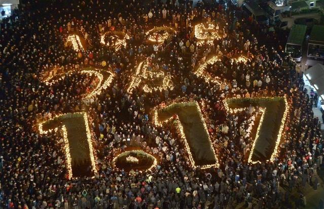 「１９９５　つなぐ　１．１７」という文字を浮かび上がらせた竹灯ろうの灯り＝２０１９年１月１７日、神戸市中央区加納町６、東遊園地