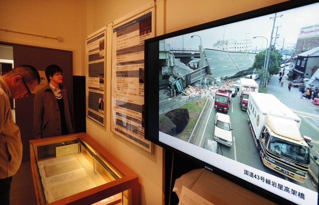 阪神・淡路大震災当時の写真をモニター展示するなど約４０点が並ぶ資料展＝神戸市灘区六甲台町（撮影・三津山朋彦）