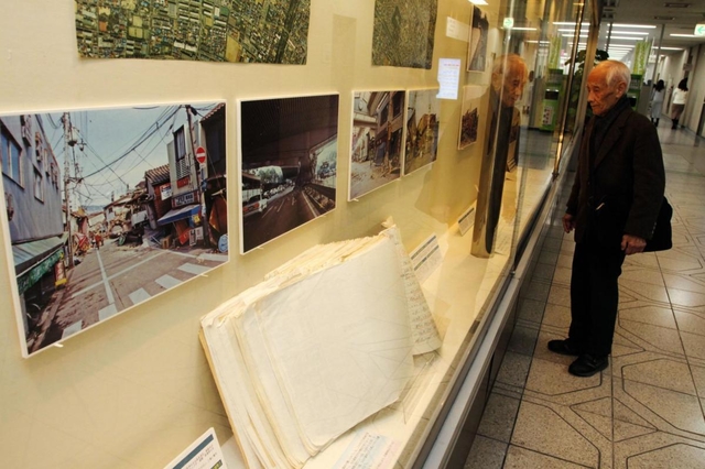 阪神・淡路大震災当時の西宮市の被害を紹介する写真展＝西宮市役所