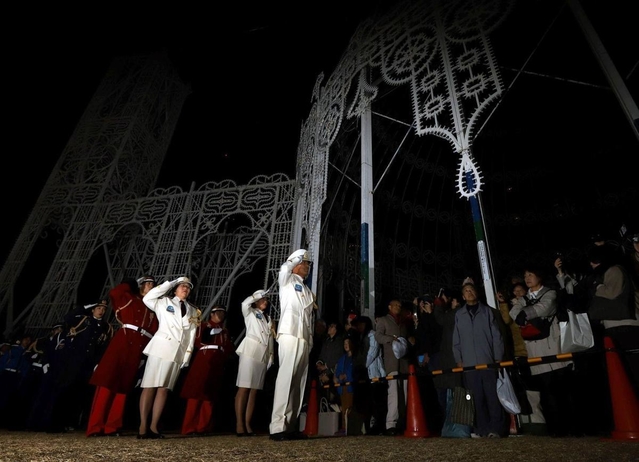 ２５回目の「神戸ルミナリエ」の最後を飾った消灯式＝１５日夜、神戸市中央区の東遊園地（撮影・吉田敦史）