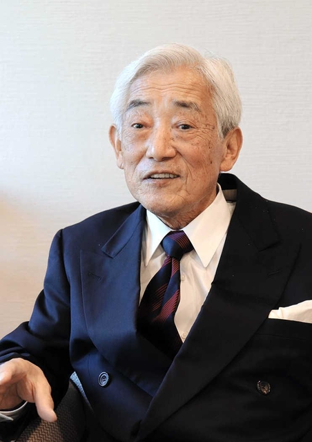 「今を楽しく懸命に生きることが大切」と語る瀬尾征男さん＝東京都千代田区