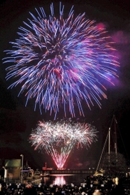 昨年１１月、西宮市で２４年ぶりに開かれた花火大会の様子＝西宮市西宮浜４