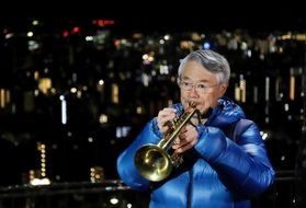 鎮魂の思いを込めて演奏する松平晃さん＝２０１９年１月１７日、神戸市中央区神戸港地方、ビーナスブリッジ