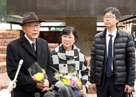 弟今村幸司さんの銘板が追加された思いを語る（左から）今村憲司さん、妻佐智子さん、長男治樹さん＝１４日午後、神戸市中央区加納町６、東遊園地（撮影・吉田敦史）