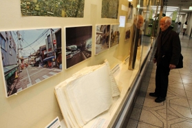阪神・淡路大震災当時の西宮市の被害を紹介する写真展＝西宮市役所