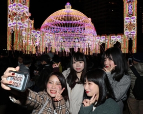 開幕初日に訪れ、写真撮影を楽しむ女性４人組＝６日夜、神戸市中央区加納町６（撮影・吉田敦史）