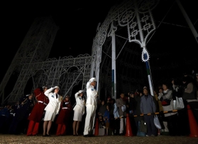 ２５回目の「神戸ルミナリエ」の最後を飾った消灯式＝１５日夜、神戸市中央区の東遊園地（撮影・吉田敦史）