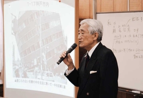 「いのちの授業」に取り組む瀬尾征男さん＝東京都新宿区、戸塚第一小学校（同校提供）