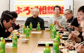 「阪神淡路大震災よろず相談室」の集いに参加した代表の牧秀一さん（中央左）と、活動を引き継ぐ望月健司さん（同右）＝神戸市東灘区（撮影・大山伸一郎）
