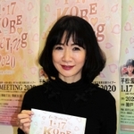 「神戸で学んだ支援の心を歌とともに広げたい」と話す平松愛理さん＝神戸市役所