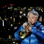 鎮魂の思いを込めて演奏する松平晃さん＝２０１９年１月１７日、神戸市中央区神戸港地方、ビーナスブリッジ