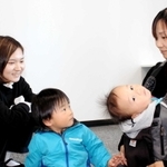 阪神・淡路大震災で母を亡くし、現在は子育てに励む早川美幸さん（右端）に取材する高校の後輩の寺尾莉子さん（左端）＝神戸市中央区