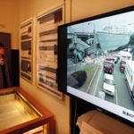 阪神・淡路大震災当時の写真をモニター展示するなど約４０点が並ぶ資料展＝神戸市灘区六甲台町（撮影・三津山朋彦）