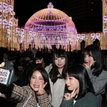 開幕初日に訪れ、写真撮影を楽しむ女性４人組＝６日夜、神戸市中央区加納町６（撮影・吉田敦史）