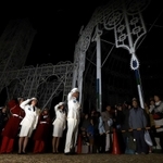 ２５回目の「神戸ルミナリエ」の最後を飾った消灯式＝１５日夜、神戸市中央区の東遊園地（撮影・吉田敦史）