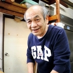 震災で全壊した店から取り出した刺し身包丁で魚をさばく田中和良さん＝淡路市富島
