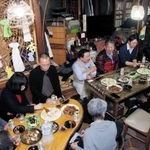 被災地ＮＧＯ恊働センターが４月から月１回開いている「寺子屋勉強会」。熱い議論は深夜まで続く＝１８日、神戸市兵庫区中道通２