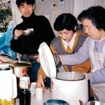 震災後の神戸でボランティア向けに炊き出しをする太美京さん（右）たち（ＣＳ神戸提供）