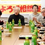 「阪神淡路大震災よろず相談室」の集いに参加した代表の牧秀一さん（中央左）と、活動を引き継ぐ望月健司さん（同右）＝神戸市東灘区（撮影・大山伸一郎）
