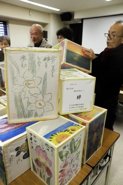 追悼式に向けて灯籠を点検する「ゆりの会」のメンバーたち＝西宮市仁川百合野町