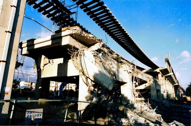 倒壊した山陽新幹線の高架橋＝１９９５年１月２４日、尼崎市内