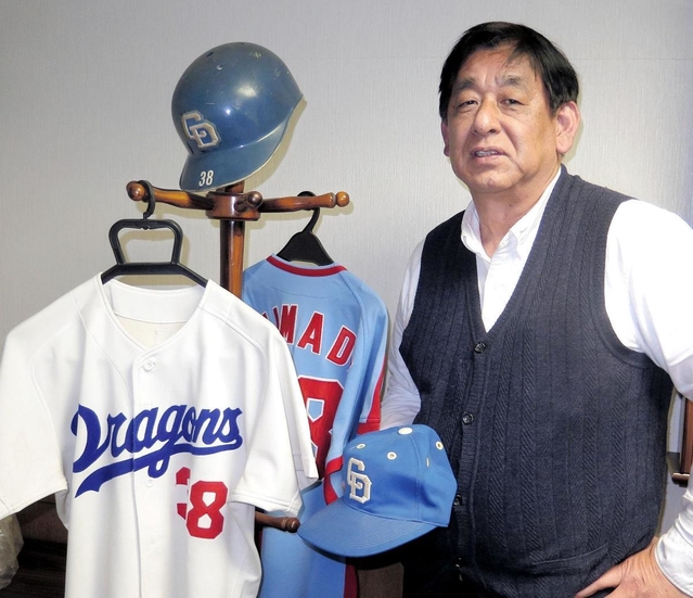 阪神・淡路大震災で被災し、再建したビルで靴の卸業を営む元プロ野球選手の島田芳明さん。応接室には、現役時代の思い出の品が並ぶ＝神戸市長田区大橋町１