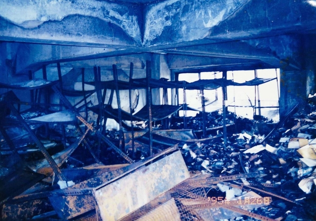 震災で火災に遭った淡路屋商事＝１９９５年１月（島田芳明さん提供）