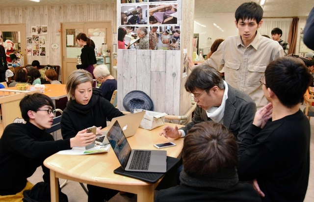 勉強会の後、イベント内容について打ち合わせする教員や学生たち＝神戸市内