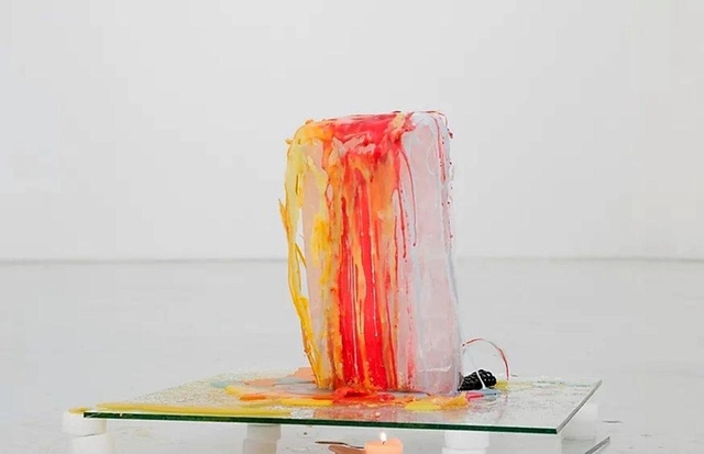 野村さんが以前制作した、氷にろうをかけた作品（野村さん提供）