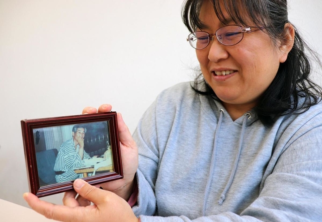 父への思いを語る渋谷和代さん。いつも遺影を自宅の台所に置いている＝稲美町内