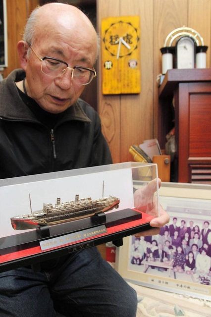米寿記念に父清十郎さんに贈られた船の模型を手に、思い出を語る林照夫さん＝洲本市宇原