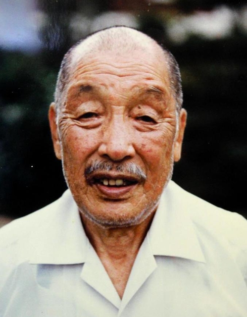 米寿記念に父清十郎さんに贈られた船の模型を手に、思い出を語る林照夫さん＝洲本市宇原