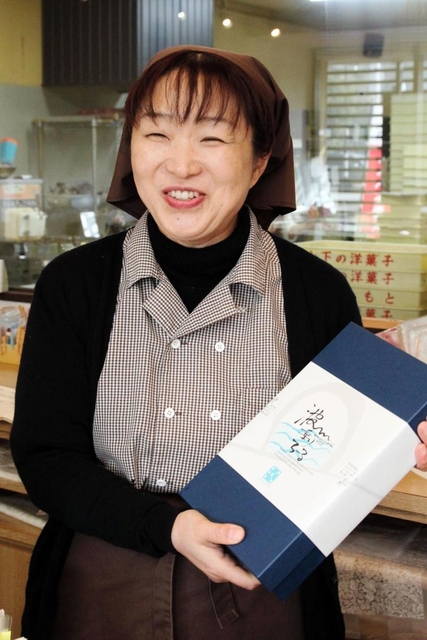 和洋菓子店を切り盛りする木本知江美さん＝徳島県海陽町、海部菓子ロマンきもとや