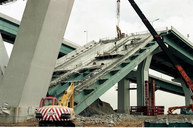 阪神・淡路大震災で崩落した阪神高速湾岸線西宮港大橋＝１９９５年２月１４日、西宮市甲子園浜
